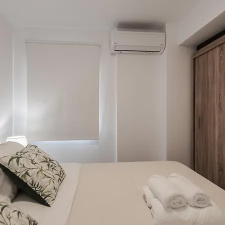 Phaedrus Living Luxury Residences Blu Apartment *