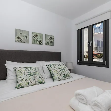 Phaedrus Living Luxury Residences Blu Apartment *